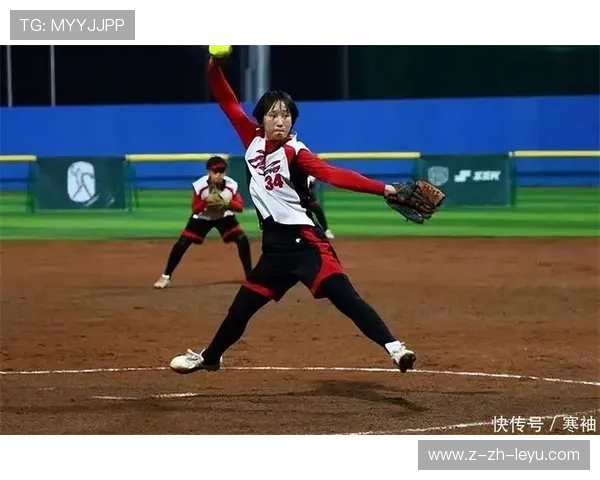 垒球赛裁判被球击倒！比赛紧急暂停